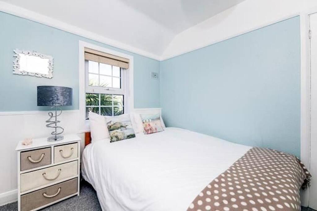 Sunrise! ~ 2 Bedrooms, Garden, Parking, Sea Views St Ives Екстериор снимка